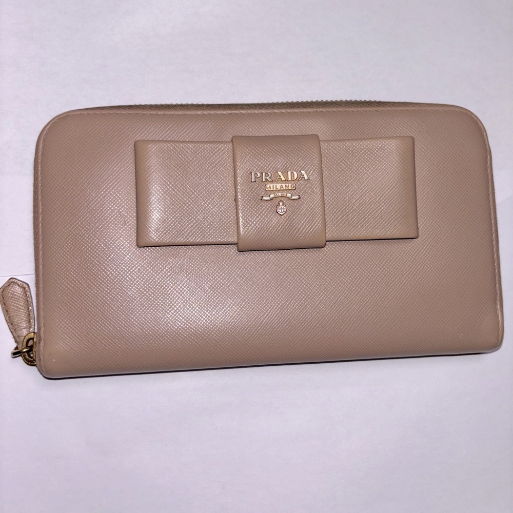 😍 Authentic PRADA Saffiano Fiocco Bow Zip Around Wallet Leather Tan Women’s 🎁